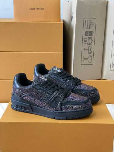顶级版本 情侣款 本款 Lv Trainer 运动鞋闪烁水晶的炫目光芒，向设计师virgil Abloh 春夏系列推出的原版设计致敬。繁复鞋面和橡胶外底宣示经典