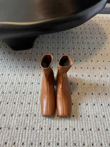 Maison Margiela 23 Aw 秋冬季新款弹力靴 Mm6.这款小方头弹力短靴设计非常的简约大方 圆形粗跟走路绝对稳妥！舒适度百分百 上脚漏出小腿纤细