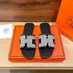 出厂： Hermes 爱马仕 夏季经典流苏H拖 平底拖鞋 旅游度假沙滩凉拖 万年经典拖 ，独家定制染色织提花棉面料 ，白色与原色编织而成！纯手工拉毛边的工艺成流