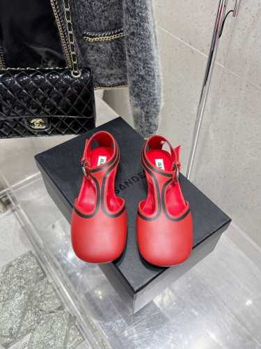Jilsander 吉尔.桑达25春夏新款平底圆头娃娃鞋包头凉鞋！这个牌子真的超喜欢超喜欢超喜欢！简约 时尚 潮流 百搭集于一身，圆头设计简上脚可爱到爆炸！日常