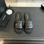 Chane* ｜小香24S春夏新品大双c木纹厚底拖鞋 今年小香推出了全新夏日度假系列麻绳底拖鞋～简洁、精美风格的小香是很多女孩的心头好鞋面镶嵌双c大logo 让