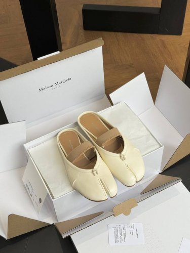 代购级版本 莞产 Maison Margiela 经典色+25秋冬新配色Margiela 经典分趾头系列！材质和工艺均媲美zp小羊皮的材质 鞋头秀气贴合脚的包裹