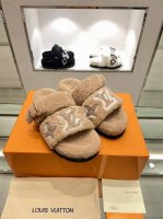 頂级品质 Louis Vuitton Ss New羊毛拖鞋 纯皮毛一体羔羊毛打造！超温暖的感觉，穿上仿佛踩在云朵上lv经典老花装饰，精致高级！让这双毛拖身价陡增