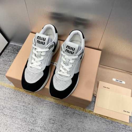 出厂价 顶级品质 Miumiu 缪缪2024早春新品轻便球鞋德训鞋，缪缪大秀上爆出的这双球鞋 后全球各大代购官网火爆上市. 简单很随意不羁又能体现单宁美感，整双