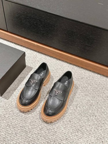 顶级品质 Prada Fw24 New Arrival～ P家2024秋冬厚底乐福鞋新品 经典的鞋型，搭配prada 三角标装饰， 简约百搭又不乏辨识度经典耐看