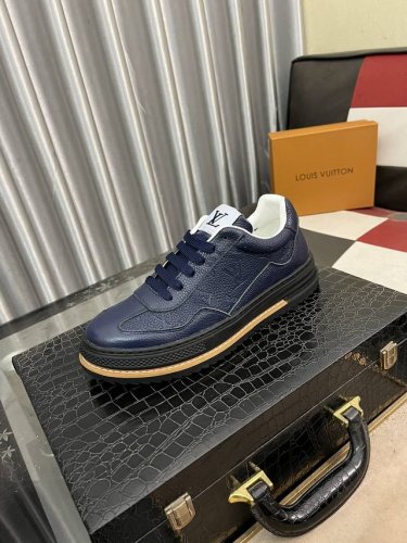出厂价： Lv 路易威登。最新潮鞋休闲鞋实体店爆款。新品春夏季舒适进口定制原版牛皮，独特提花面料元素设计。搭配羊皮内里，Lv原版底，高端包装高品质细节决定品质、