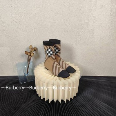 高端版本出厂价： Burberryy 博柏利 博柏利2024最新独家推出方头格纹弹力针织袜平底短靴 Burberry博柏利英国奢侈品牌，典藏米色，原版1:1复制