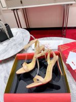 一字带凉鞋w. 在 Loubigirl 中展现女性魅力，重新诠释品牌最具标志性的凉鞋之一 Loubi Queen，其灵感来自 1950 年代的性感女郎。在 SS