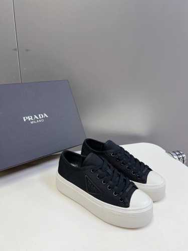 代购级 Prada 普拉达 24Ss秋冬厚底球鞋 帆布鞋 科技帆布最新黑科技 相隔几年prada又给我们带来好看的饼干鞋了 时髦精绝对不能错过的必入款 没有任何