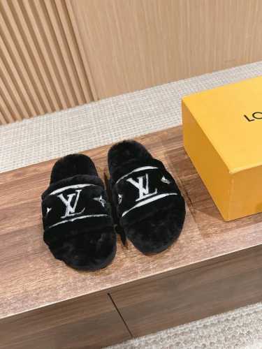 路易威登秋冬 平底羊毛拖鞋新品 超舒适的双带毛拖简约随性时髦有范，慵懒又不乏高级感，最舒适的拖鞋没有之一随意上脚都好看有型，绝绝子 Size：35-39 40