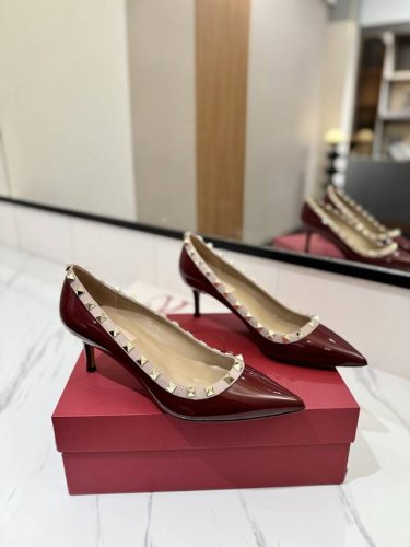 出厂价Pp： Valentino 华伦天奴铆钉 Vt经典单鞋，顶级复刻！侧身弧线完美，原版开模定制不生锈铆钉 特别有质感的五金衬托出满满的高级感，带给您正品级的