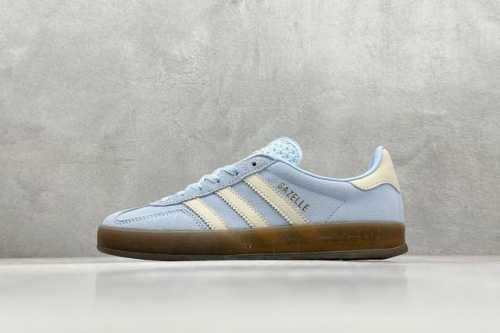 270 Adidas Originals Gazelle 蓝白 此款鞋延续了橡胶外底和经典款式的传统。优质绒面革鞋面和标志性的3条纹采用明亮的对比色，为久经考验