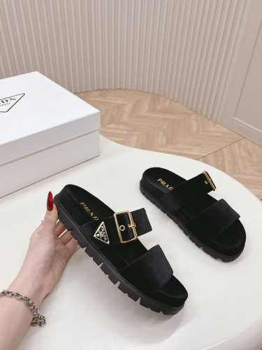 出 Prada 普拉达 春夏新款拖鞋 天鹅绒厚底拖鞋 舒适度与时髦度并存 设计搭配不同风格需求！ 鞋面：原版定制丝光天鹅绒，马毛 内里: 原版定制羊皮内里垫脚