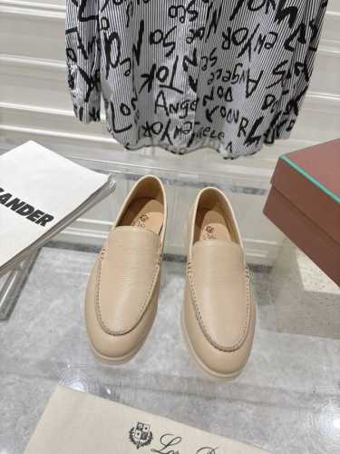 情侣款lp牛皮面系列一脚蹬 秋冬新品发售loro Piana 采用 Wish 羊皮面料制作。鞋面采用独特针织面料制作工艺，全方位一比一复原专柜工艺流程！中底部全