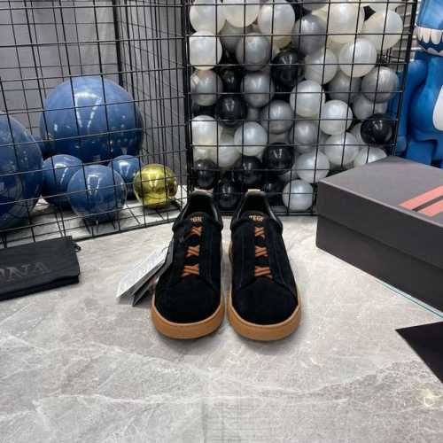 出厂价p 。Zegna杰尼亚24Ss新款爆款休闲运动鞋 Triple Stitch 是一款精致的休闲鞋履，饰有标志性三重交叉松紧细节，灵感源于三重手缝线迹造型，
