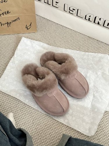 正码男码40元 Ugg｜薄底星拖 秋冬必备的氛围感战鞋 鞋面内里羊皮毛一体 鞋垫为真羊毛材质 居家外穿都百搭 尺码：女码3540 男码4145