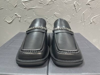 小众martine Rose Ss24最新款方头乐福德比拖鞋，购入原版一比一开发，大底一比一开模，独特的链条设计风格饰扣，流行的大方头开边珠小牛皮德比鞋，面牛皮
