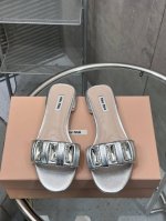 出厂P330 miumiu 缪缪春夏新款水钻平底小羊皮一字凉鞋拖鞋 鞋面：羊皮 鞋底：意大利真皮大底 码数：35-39（40定制）