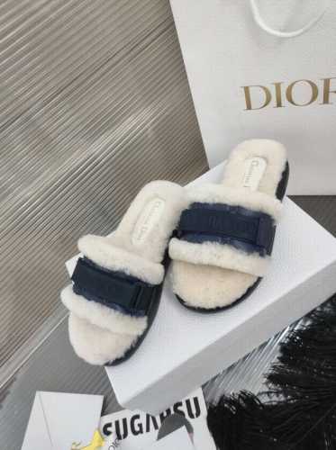 迪奥 Dior 2024春夏走秀新款 Iviera Evolution魔术贴织带厚底休闲羊羔毛女鞋 Cd立体刺绣字母logo藤格纹露趾居家面包拖鞋 明星同款拼色