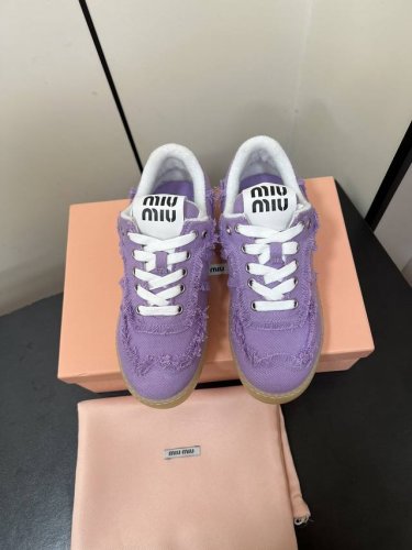 Miumiu 24新款乞丐休闲鞋 Miu Miu 缪缪大秀上爆出的这双流苏乞丐球鞋 后全球各大代购官网火爆上市. 仿旧复古破碎的毛边很随意不羁又能体现单宁美感，