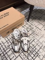 代购级 MIU MIUNEW BALANCE 缪缪 纽巴伦联名ss 25 春夏系列复古 运动鞋网上已经吹爆了这个款！超级 复古到心里了吧以双色鞋带样式呈现新季的
