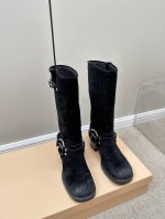 Miumiu秋冬限量朋克风马丁靴顶级版 注意！图片拍摄顶版 秋冬限定款！复古擦色骑士鞋，朋克风十足！ 面料:擦色小牛皮 内里：牛皮 大底:轻质耐磨橡胶底 三个