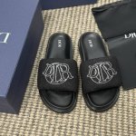 Size:男款39-44 38 45订做不退不换 Dior Aqua这款是迪奥二零二四秋季男装系列新品，优雅的设计彰显休闲风范。全新设计，鞋面采用蓝色绗缝效果牛