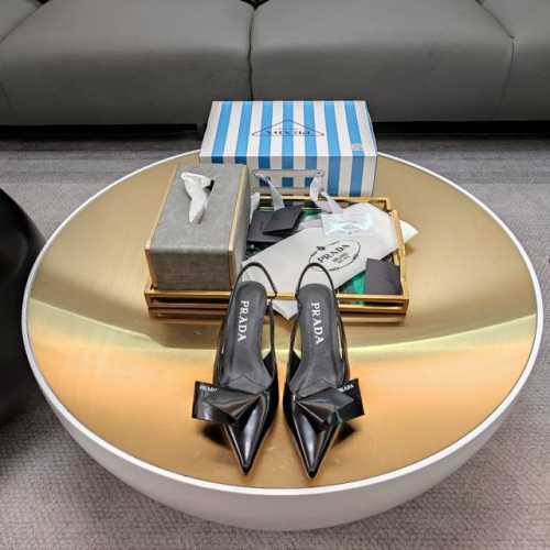 飞机拖鞋系列 顶级包装配套最高版本 PRADA 普拉达新品， 顶级版本 实力来袭！prada24 23ss“T台秀款”,飞机鞋系列新款，折耳花头飞机拖鞋。 原版