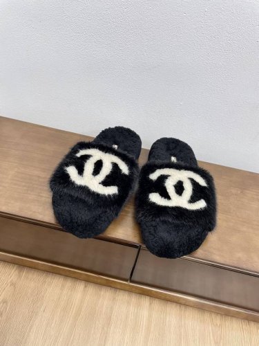 Chane* 小香秋冬新款双c毛毛拖鞋 “抢先穿”系列 行走的羊咩咩毛茸茸的实在是太可爱太舒服啦！简洁、精美风格的小香是很多女孩的心头好羊毛鞋面镶嵌双c大log