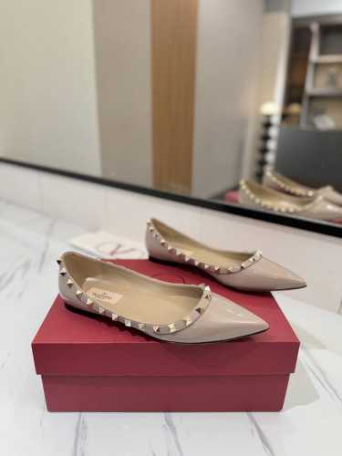 出厂价： Valentino 华伦天奴铆钉 VT经典尖头平底单鞋，顶级复刻！侧身弧线完美，原版开模定制不生锈铆钉 特别有质感的五金衬托出满满的高级感，带给您正品
