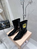 代购级麂皮 漆皮 Mui Miu 24Ss秋冬 尖头 切尔西短靴 今年最值得入手的靴子 没有之一！超多网红明星上脚 Miumiu今年秋冬确实泰酷辣 秋冬限定款