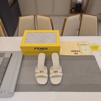 金属折叠扣凉鞋系列”Fendi顶级版 2025官方VIP 量版式高配版天地盖包装 认清包装高配版本，低端勿比。芬迪.24春夏季走秀主推系列，新品上线，芬迪小猫跟