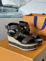 Louis Vuit N Ss23 New Arrival～ 坡跟两个版面上新： 1、L家 春夏草编坡跟凉鞋，小牛皮鞋面，激光冲孔做老花logo，很精致细腻的视