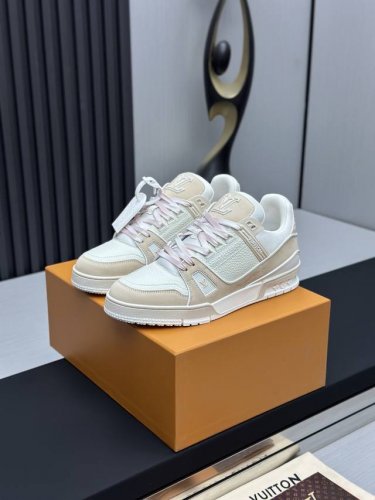 工厂直销 顶级版本 LV-路易威登-经典走秀新款空胶工艺 原版1：1开发复刻！！上脚非常舒适 奢侈用料，做工精细，中底印有欧洲制造英文字母鞋面由意大利进口小牛皮