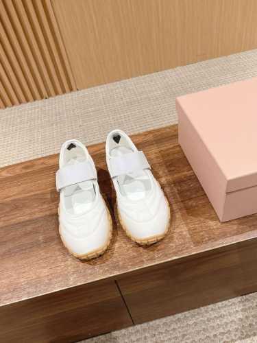 缪缪春夏新款 饼干鞋 阿甘鞋休闲运动鞋Miumiu最新爆款 前卫大胆的设计，Miu Miu风格融于此款厚底帆布运动鞋的简约线条，别致徽标饰于鞋舌与背面，点缀复古