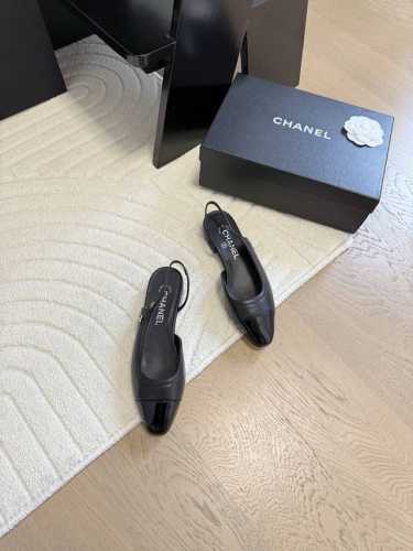 Chanel 经典slingback后空凉鞋前几年一直在做这个款今年我们还是重新购版，再次精细copy。发现新版面的鞋面线条和形体舒适度都做了微调！ 这个品牌方