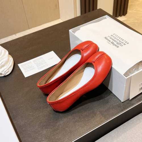 Maisonmargiela 马丁 马吉拉，金典款分趾单鞋. 半托. 上脚舒适 .个性十足。面料采用顶级植柔羊皮，内里垫脚均为羊皮。颜色；黑色、白色、杏色、红色