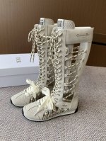 Dior迪奥 25春夏走秀款德训靴子 25Ss春夏秀场出镜率最高的单品 这双鞋改变了之前印象中的阿甘鞋单一的设计风格 保留着原本的造型 细节点缀上非常符合当下流