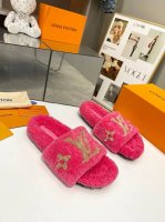工厂直批 Louis Vuitton 新款新色加入羊毛拖鞋细毛 頂级品质纯皮毛一体直毛打造！超温暖的感觉，穿上仿佛踩在云朵上lv经典老花装饰，精致高级！让这双毛