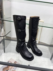 出厂：短靴 ，高靴带 ，高靴扣 24秋冬新款复古马丁靴骑士靴设计感十足，Miumiu的独特风格展现无遗，让你瞬间成为人群中的焦点成为时尚界的女王时髦精品必备。