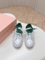 350 Miumiu缪缪小白鞋脏脏鞋饼干底2025春夏新款英伦风系带乐福鞋Miumiu秀场适当独一无二的擦色工艺工艺来自Miu Miu系列的细节特写 新季的潮流