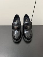 Prada 经典款倒三角复古高跟单鞋 普拉达真的是超级复古 每款鞋都很美 这款单鞋特别的好看今年最新的倒三角标志设计感也很强！注意看鞋头一双好的鞋子摆在哪里鞋型