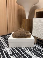 24Ss秋冬新款prada三角标羊毛绒毛拖半拖鞋 这款简约毛里半拖鞋取材羊毛绒打造。新意迭出的三角形徽标重释为经典元素！ 鞋面：羊毛绒 内里：羊毛绒 鞋底：生胶