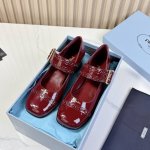 prada 普拉达 25Ss早春新款 经典圆头玛丽珍 单鞋 蛮复古暗黑系的一款玛丽珍 颜值和舒适度这块都把我吃的死死的！ 可盐可甜的娃娃头设计 透着满满的少女感