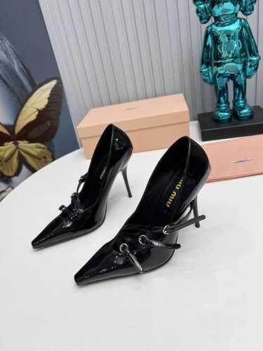 工厂 2024 新款新品 MIU MIU 全新超美装饰搭配,时尚淑女气质十足 双色拼接 又不乏美艳色彩,外侧附带弹力象巾 上脚非常方便意大利引进的原版楦头是最新