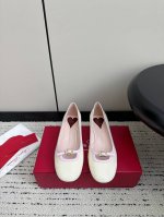Roger Vivier 24Ss春夏新款圆头 平底单鞋 专柜新款单鞋系列上新 气质优雅小清新的一款，最新版型上脚奢华精致，高级感满满，通勤风名媛风都妥妥驾驭