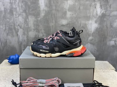 顶级版本 自家工厂原版1:1.开发，顶级版本 ，莞货代购级别，原装大盒 硅胶鞋垫，细节自己看 Balenciaga 巴黎世家三代 复古运动姥爷鞋 3代Tripl