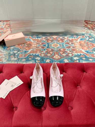 Miu Miu 缪缪 25 早春新品 专柜主打最新走秀款 珍珠扣复古玛丽珍粗跟单鞋缪家高货 顶级工艺打造精品质感 无敌舒适 绝对是一见钟情款！时尚百搭，人手必备