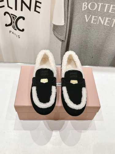 高版本出厂 Miumiu 缪缪2024Ss秋冬走秀款 钱币驾车鞋加毛乐福鞋毛毛鞋 这款永不过时的反绒皮驾车鞋饰有硬币与压花miu徽标，彰显别具一格的经典格调。鞋