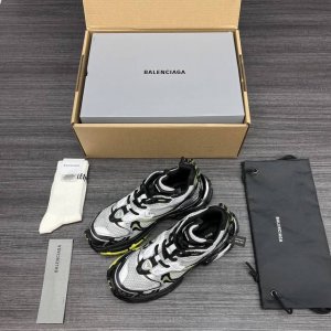 750 纯原Balenciaga 巴黎世家-Runner、是通过溢胶、做旧、缝线等细节，展示了设计师 Demna 的运动鞋风格，用一双「旧鞋」传递复古感，后侧板